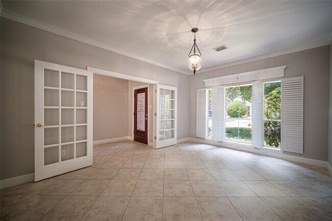 Foto del edificio - 4423 Lakeshore Forest Dr