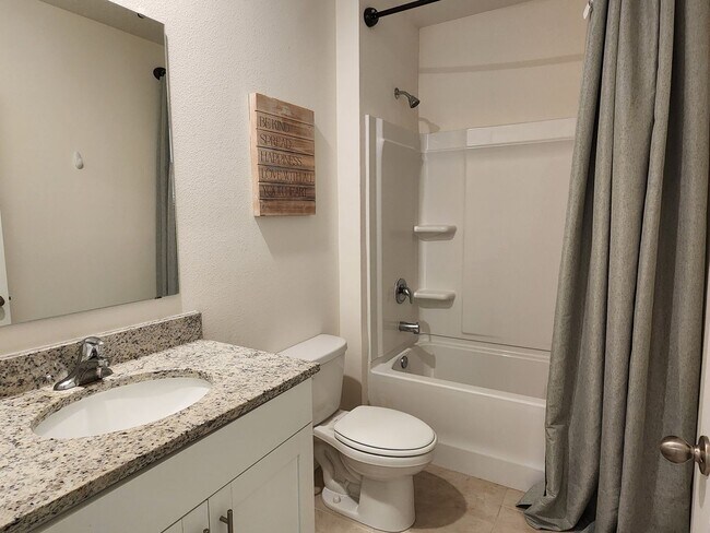 Foto del edificio - BEAUTIFUL 4Bedroom 2 Bathroom Home in the Ormond Station Community