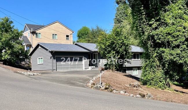 Building Photo - Spacious 4BD I 2BA Home w/ Separate Living...