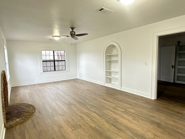 Building Photo - 1900 College Ave