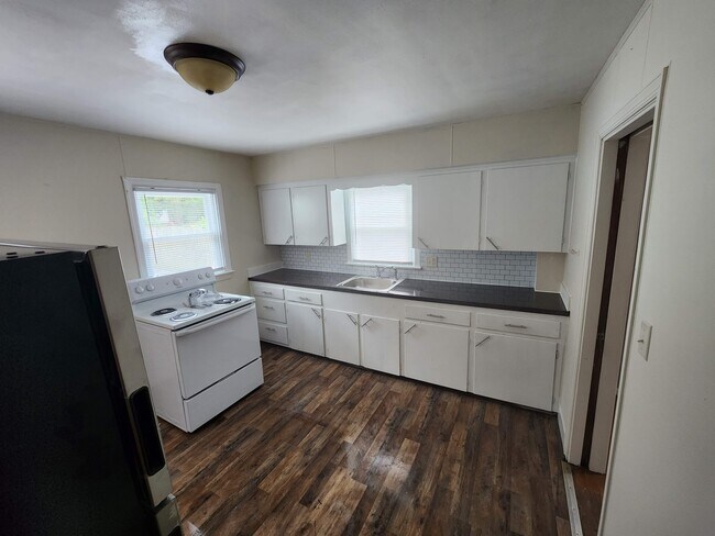 Kitchen - 1070 S Coldbrook Ave