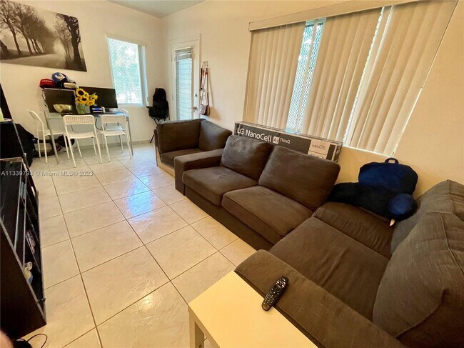 Foto del edificio - 8420 Byron Ave