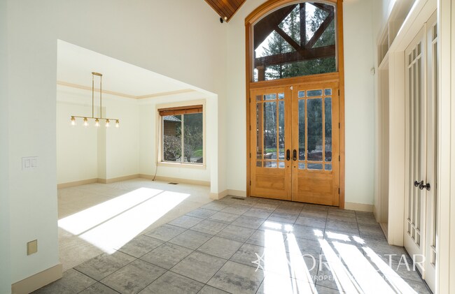 Foto del edificio - Gorgeous, Gated and Lake Front in Oregon City