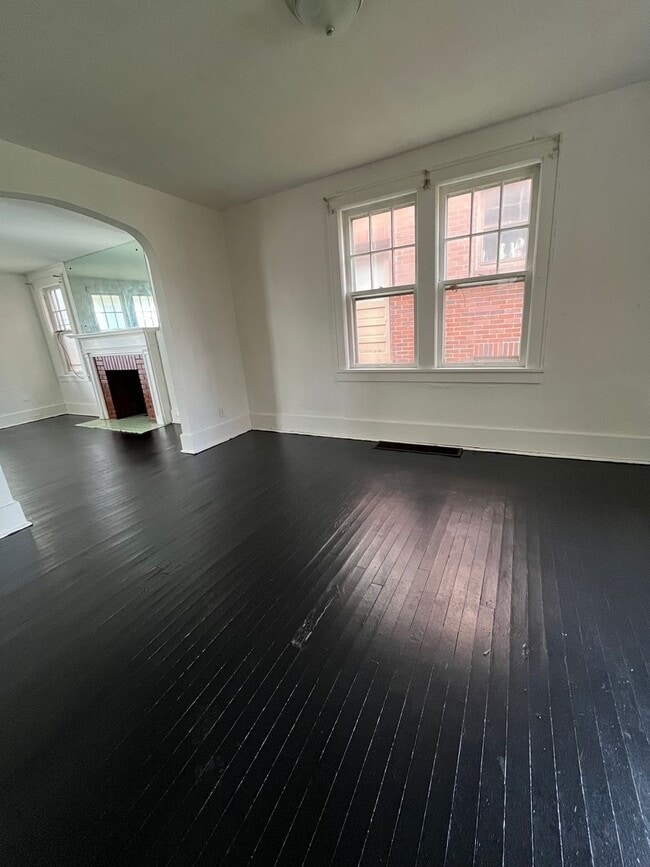 Building Photo - Three Bedroom House w Detached Garage