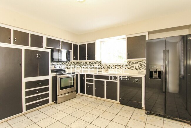 Foto del edificio - REDUCED! - NOW OFFERING THE FIRST FULL MON...