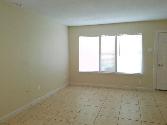 Foto del edificio - 749 Westchester Dr