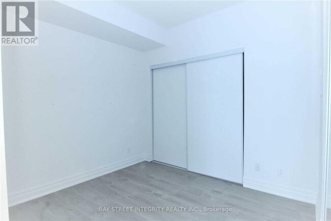 Photo du bâtiment - 805-810 ROUGE Dr