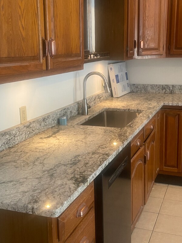 Foto del edificio - 686 Sebago Rd