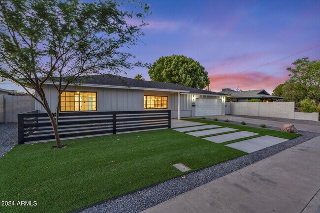 Building Photo - 6732 E Palm Ln