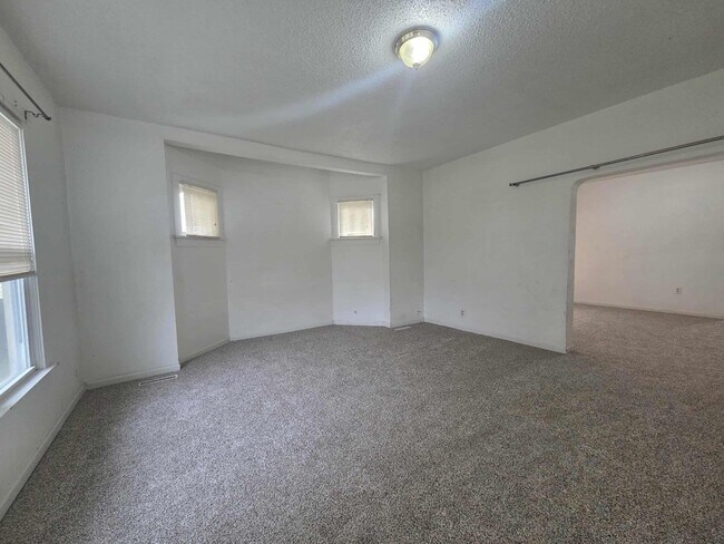 Foto del edificio - Spacious Home with large back yard!