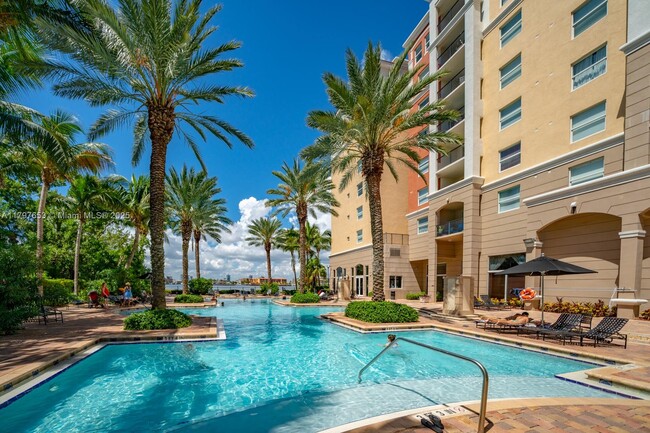 Foto del edificio - 17150 N Bay Rd