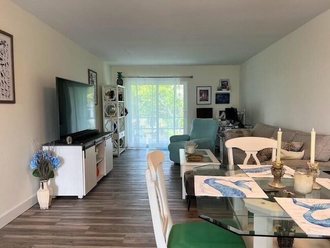 Building Photo - 323 Leeward Ln