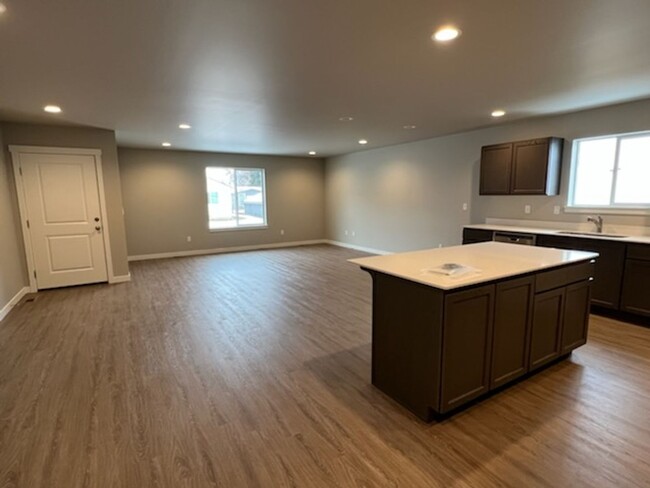 Building Photo - Luxury 3 bedroom, 2 bath home with double ...