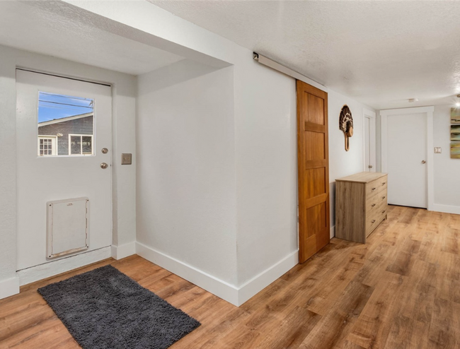 Building Photo - 3 bed 2 bath West Seattle Beauty