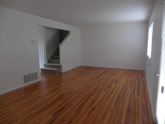 Foto del edificio - 3 bedroom, 1.5 bathroom duplex with Centra...