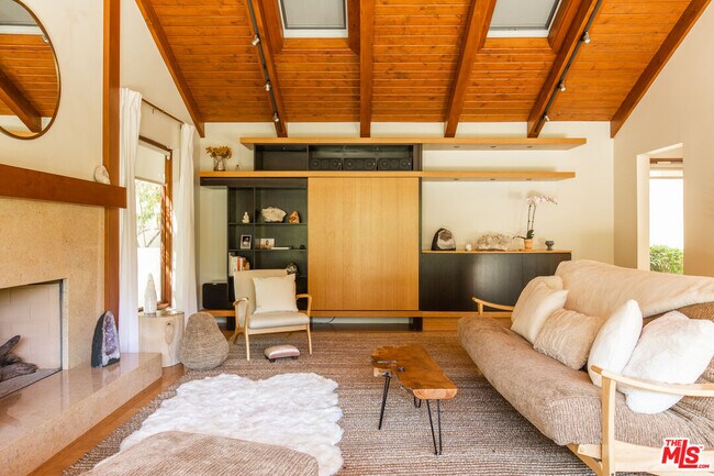 Foto del edificio - 3626 Mandeville Canyon Rd