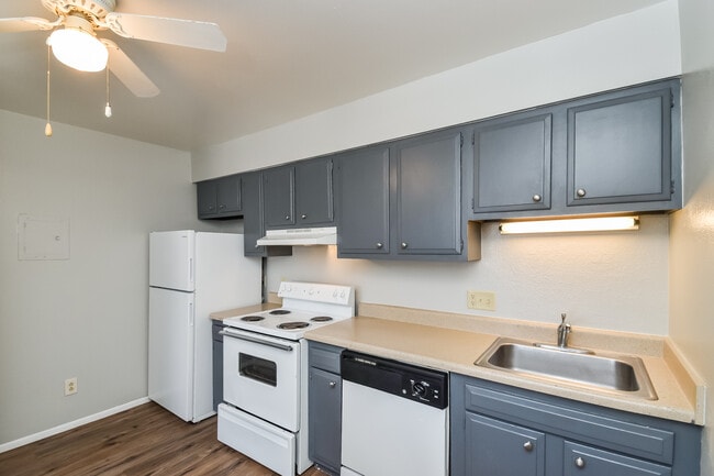 Building Photo - Crestmoor Apartments
