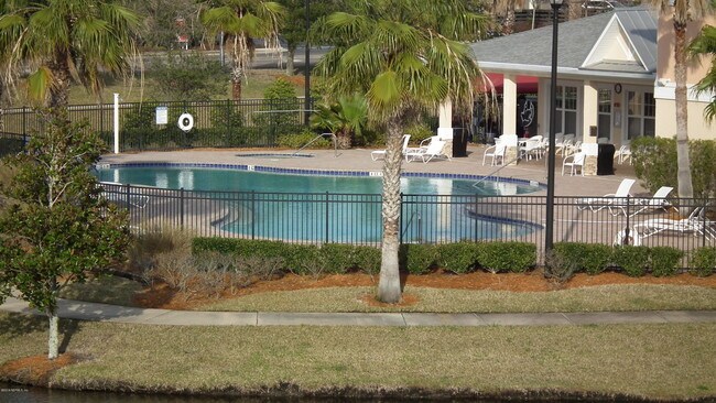 Foto del edificio - 8201 Green Parrot Rd