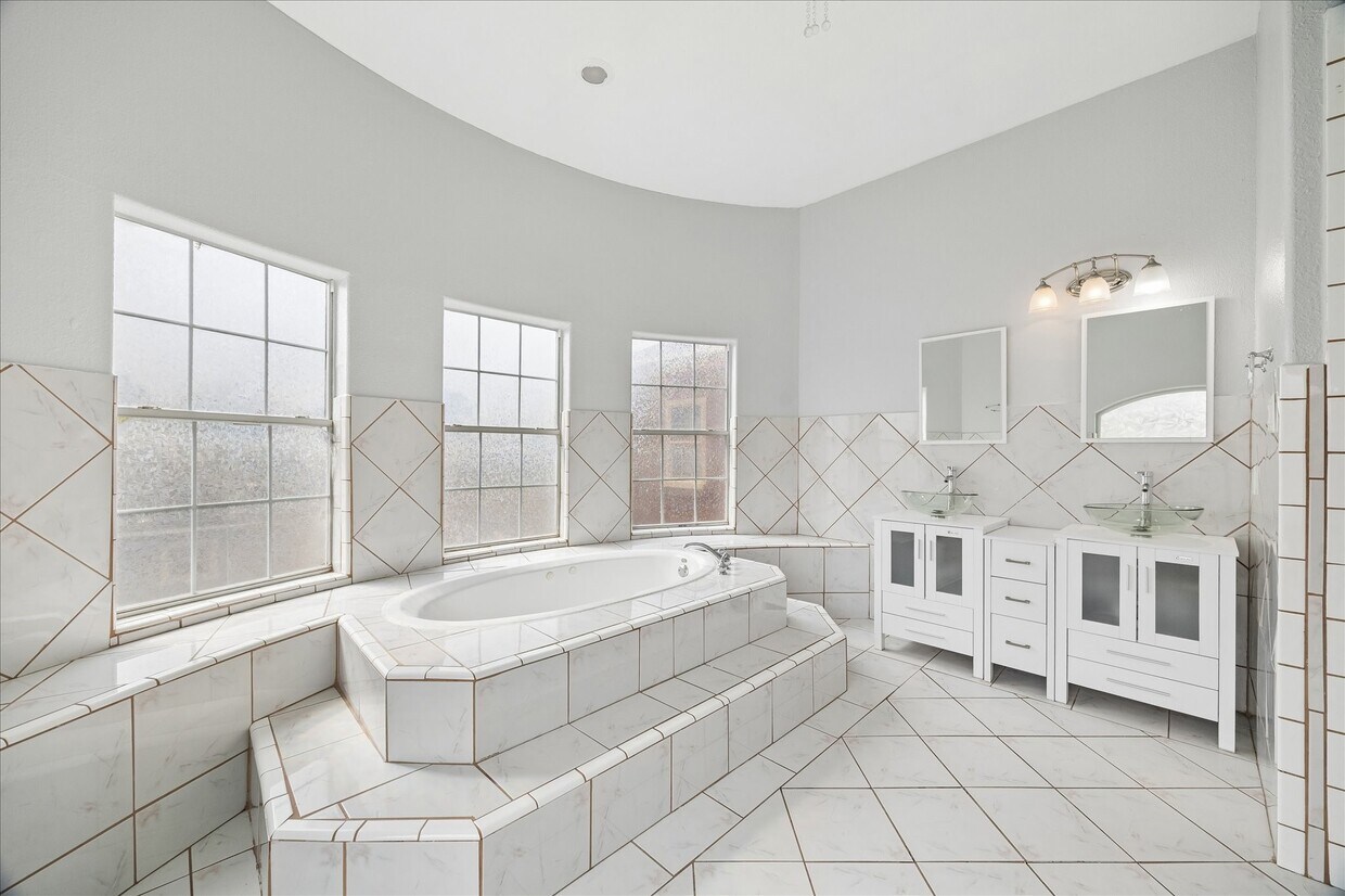 Building Photo - 5027 Creekmont Dr