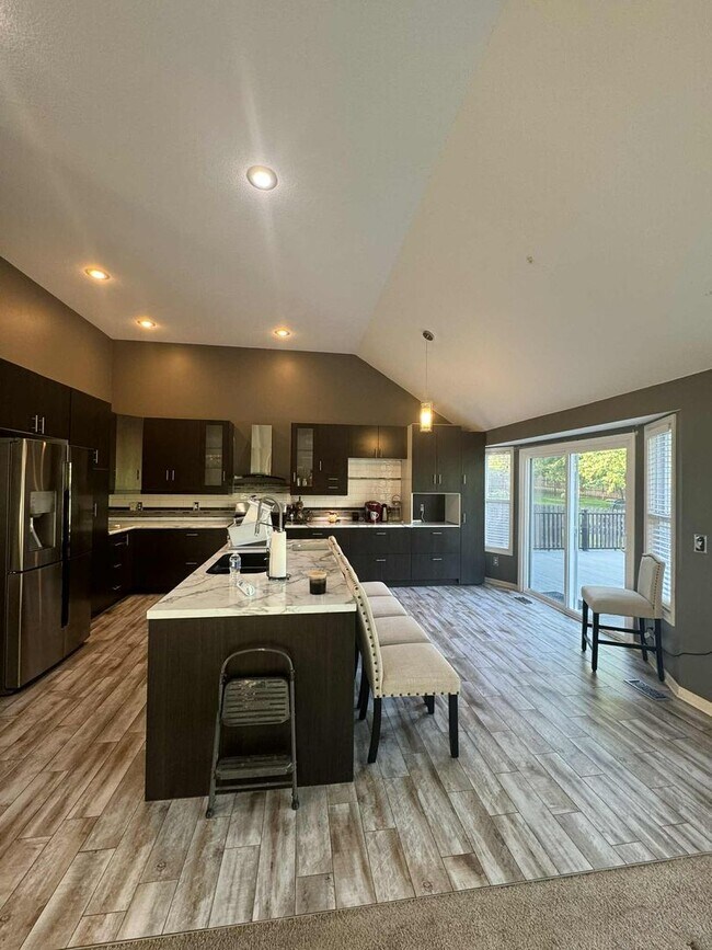 Foto del edificio - Stunning 4BR 5BA Home w/ Garage & Deck • Full Kitchen Suite • Deck in Platte City