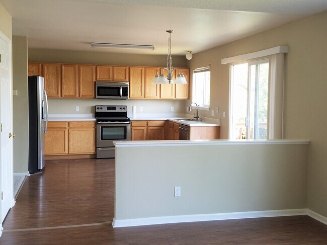 Building Photo - 9460 Cove Creek Dr