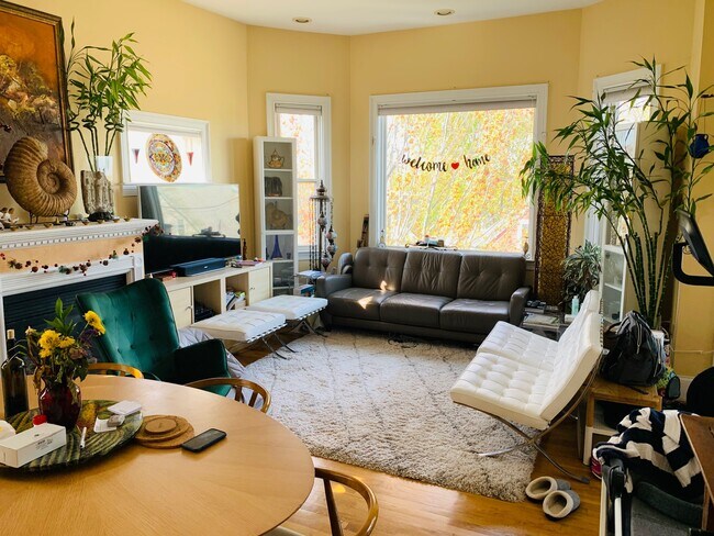 Building Photo - 136 Hudson St