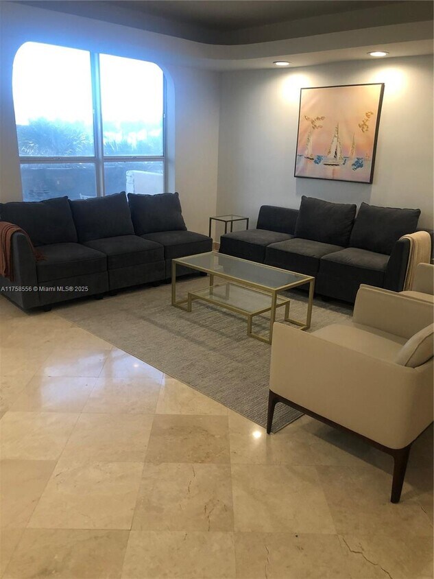 Foto principal - 10185 Collins Ave