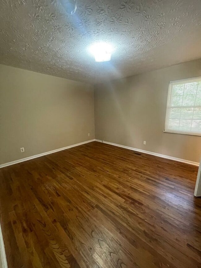 Building Photo - 3 bed, 2.5 bath, 2 car garage split foyer home in West Knoxville