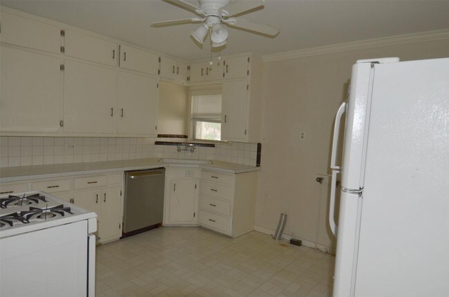 Building Photo - 2823 Columbus Avenue - 1