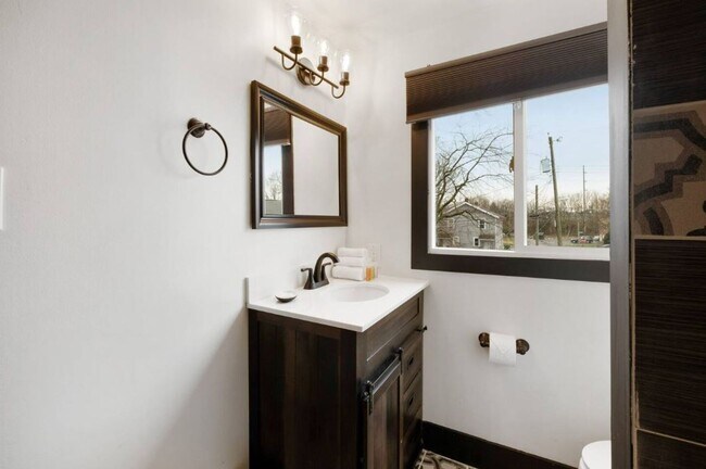 Building Photo - The Glen Oak | Franklinton Close to the ne...