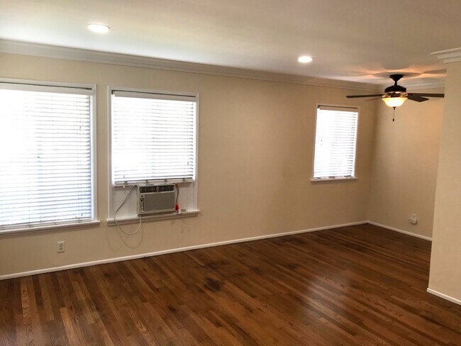 Separate Dining area w/ Ceiling fan - 561 N Rosemary Ln