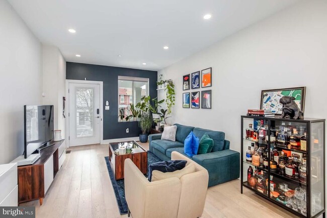 Building Photo - 1228 Oates St NE