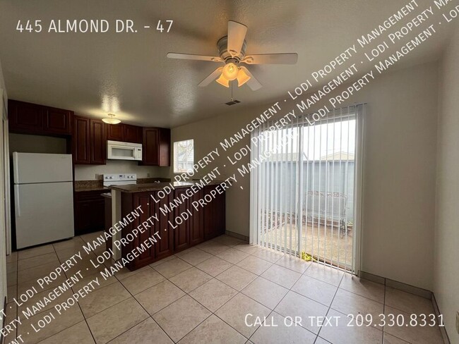 Building Photo - 2 Bedroom Townhome in Gated HOA Community ...