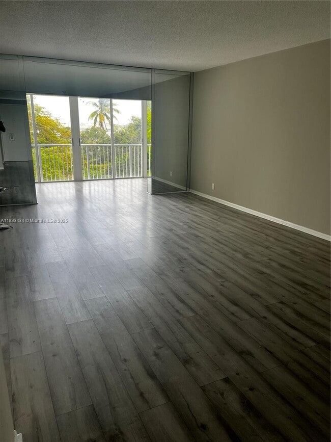 Building Photo - 4200 Hillcrest Dr