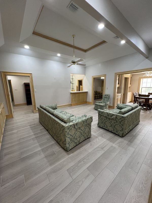 Building Photo - 121 E Jonquil Ave