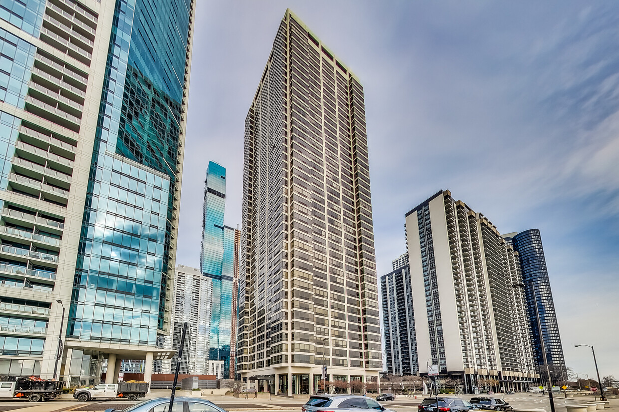 Foto principal - 360 E Randolph St