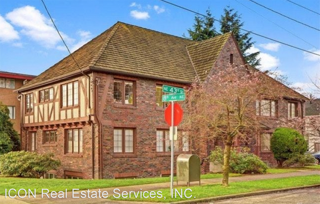 Building Photo - 711 NE 43rd St