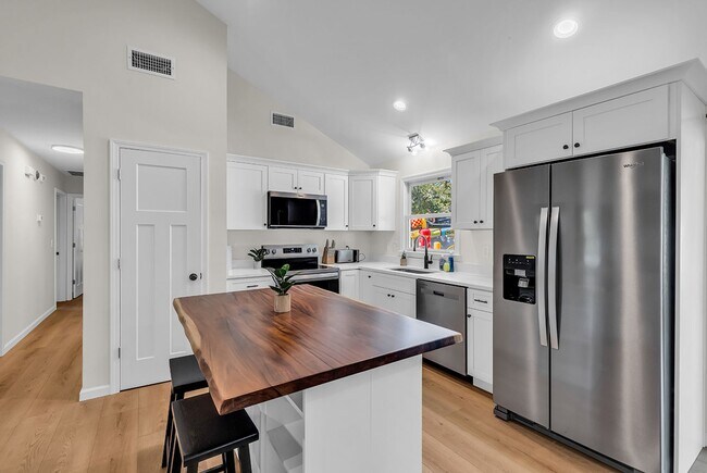 Foto del edificio - 2408 Causey Dr