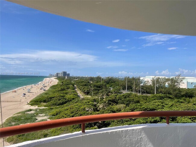 Foto del edificio - 15645 Collins Ave