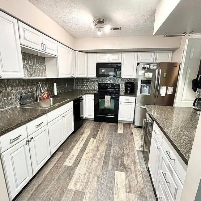 Building Photo - 1304 Cedarwood Dr