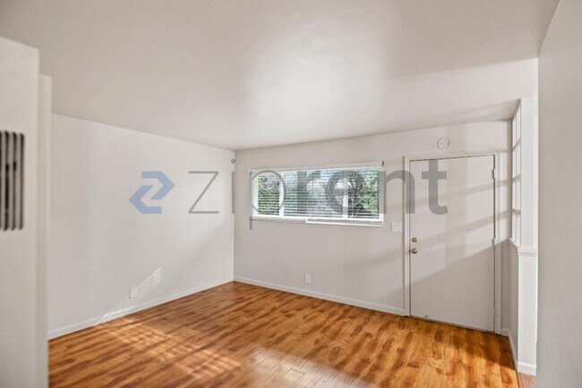 Foto del edificio - 1371 Vía Dondera