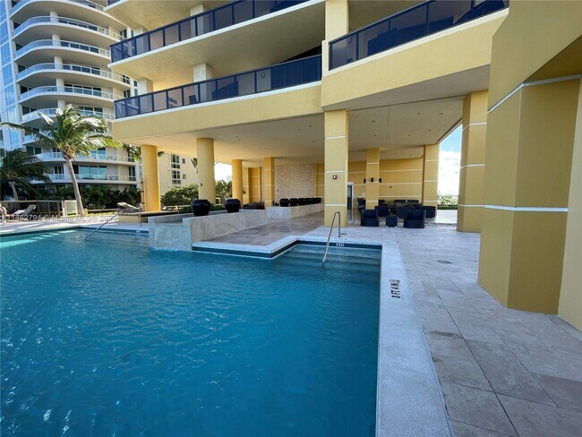 Building Photo - 16275 Collins Ave