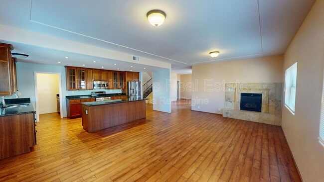 Building Photo - 2025 Cypress Ave.