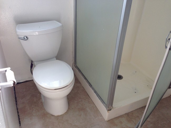Baño n.° 2 - 2720 E South St