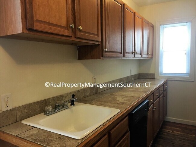 Building Photo - Conveniently located 2 bedroom