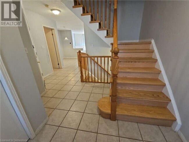 Building Photo - 522 Beaver Creek Crescent