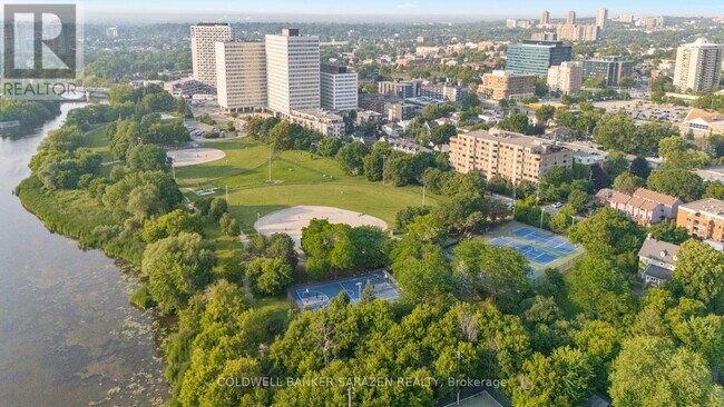 Photo du bâtiment - 10 McArthur Ave.