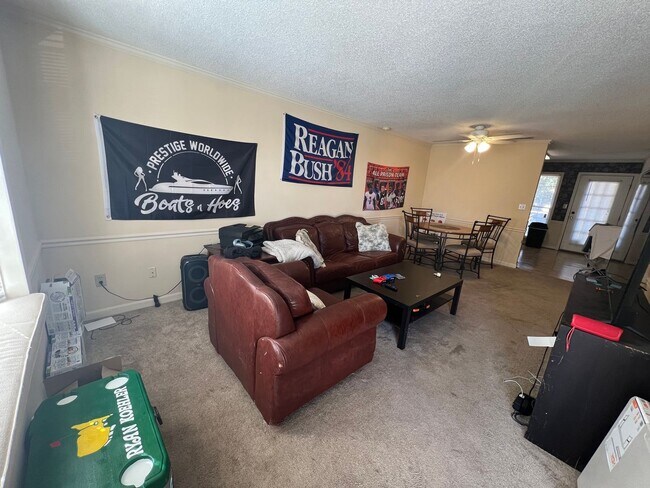 Building Photo - 2 Bedroom Apartments/Townhomes in Five Points!