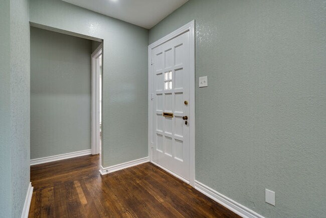 Foto del edificio - 606 Hillcrest St