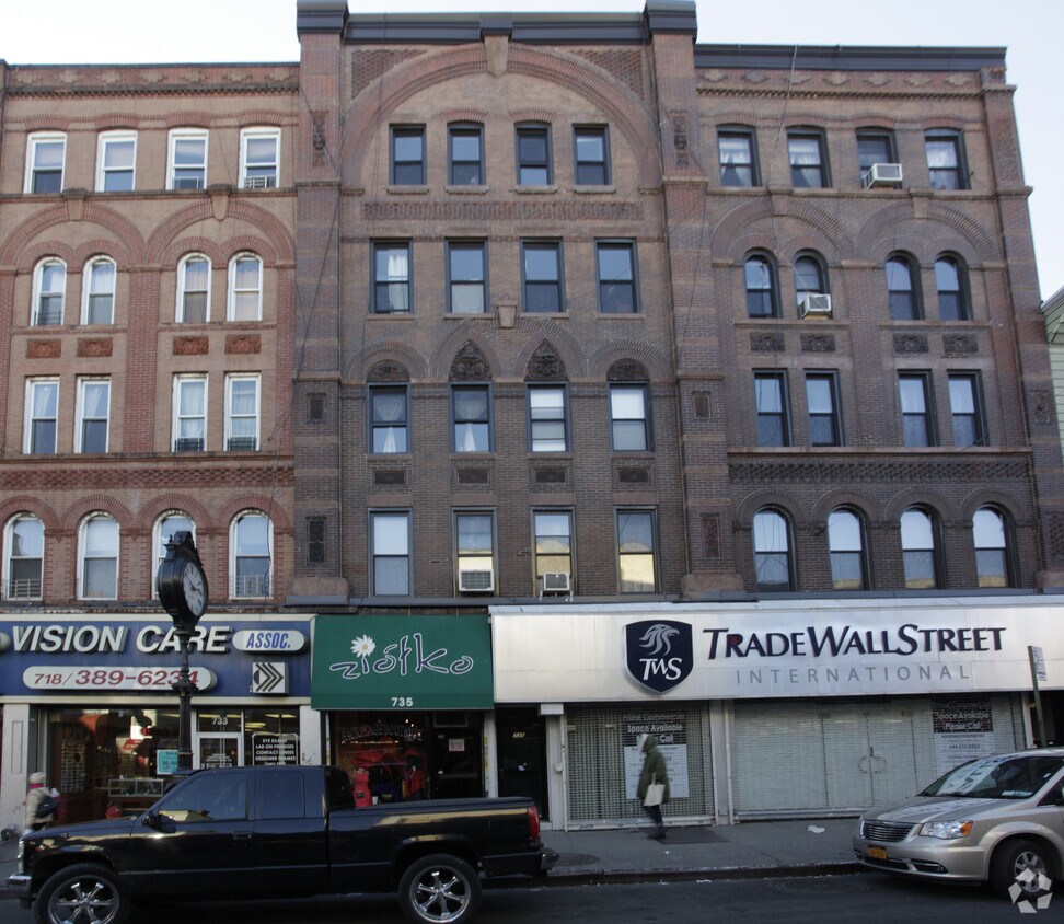 Building Photo - 735-739 Manhattan Ave